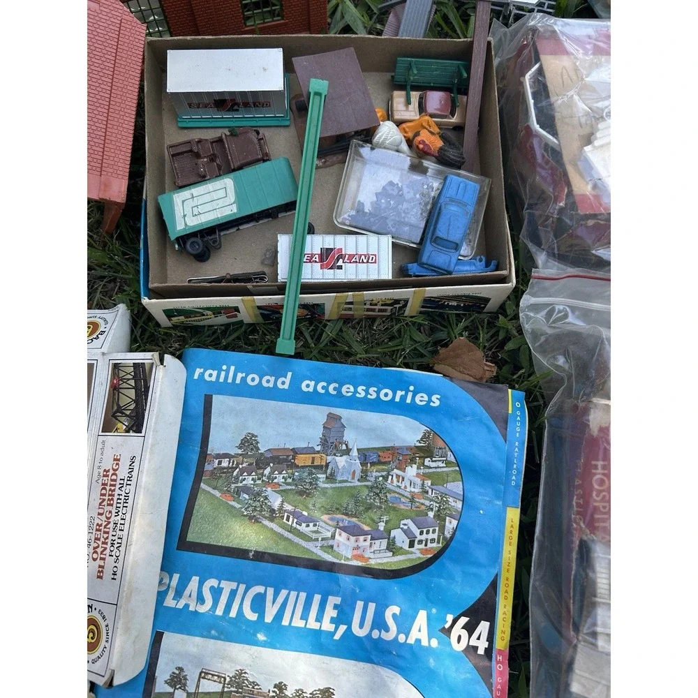 Vintage HO Scale Model Buildings Bridges Lot Plasticville Lionel Bachmann Etc